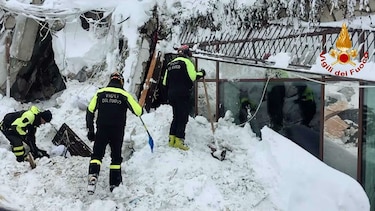 Italia: Localizan a 10 personas con vida en hotel sepultado por alud