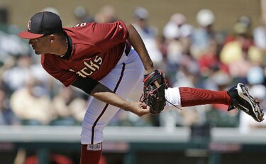 Randall Delgado trabaja tres entradas y permite su primera carrera