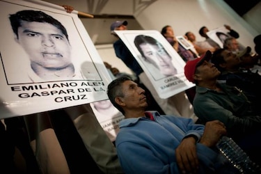 Padres de estudiantes mexicanos firman acuerdos pero no confían en el gobierno