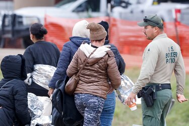Una corte de apelaciones estudia la legalidad de la polémica nueva ley migratoria de Texas