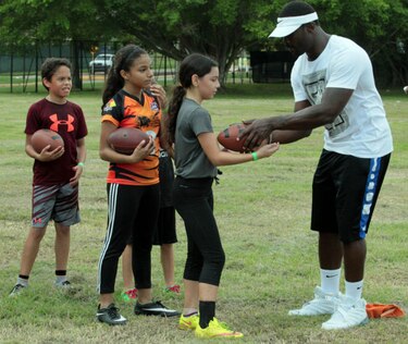 Michael Vick lidera a grupo de jugadores de la NFL que brindan clínicas en Panamá