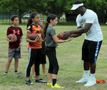 Michael Vick lidera a grupo de jugadores de la NFL que brindan clínicas en Panamá