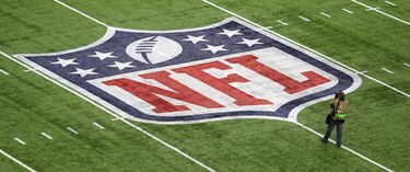 La NFL multa al propietario de los Panthers con $300,000 por arrojar una bebida al público
