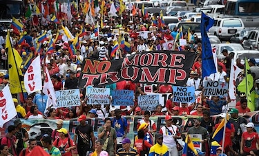 Seguidores de Maduro gritan 'no más Trump' tras bloqueo de Washington