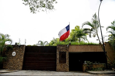 Levantan inmunidad a diputado refugiado en embajada de Chile