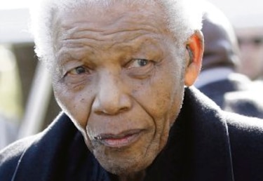 Mandela continúa en el hospital, sin mayores cambios