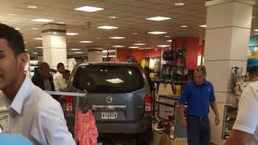 Conductora pierde el control y choca contra almacén en Tumba Muerto
