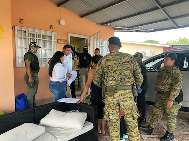 Senafront desmantela red de tráfico internacional de autos robados