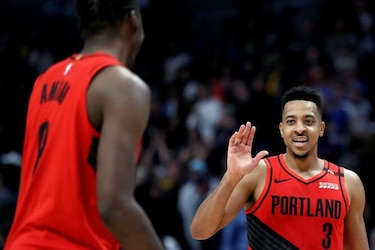 McCollum anota 20; Blazers igualan serie ante Nuggets
