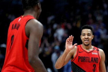McCollum anota 20; Blazers igualan serie ante Nuggets