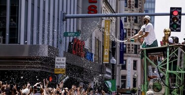 Boston se lanza a la calle para celebrar el título 18 de los Celtics