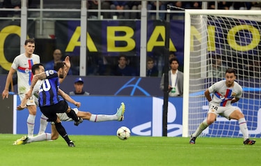 En un polémico partido el Inter gana y complica al Barcelona