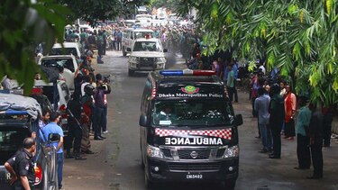 Mueren 20 rehenes; 13 rescatados en ataque en Bangladesh