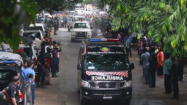 Mueren 20 rehenes; 13 rescatados en ataque en Bangladesh