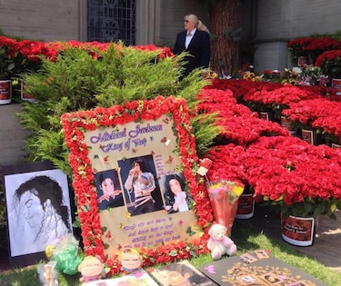 Miles de rosas para Jackson en cuarto aniversario de su muerte