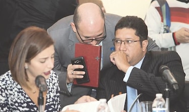 Acusan a Ayú Prado de idear plan para legalizar pinchazos telefónicos