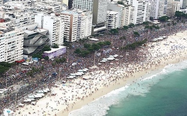 Brasileños desatan frenesí del carnaval callejero previo a desfiles en Río