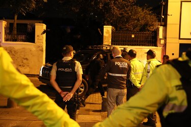 Policía de Ecuador irrumpe en la embajada mexicana en Quito y arresta al exvicepresidente Jorge Glas; México suspende relaciones