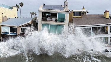 Qué son las ondas Kelvin detrás del oleaje destructivo que está afectando a las costas de México y el sur de California