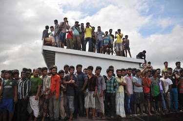 Ferry sobrecargado se hunde en Bangladesh