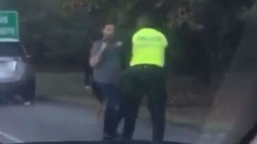 Conductor que agredió a policía no puede salir del país
