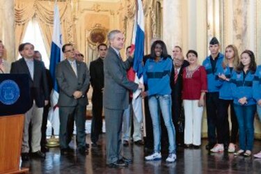 Una entrega inusual del pabellón nacional