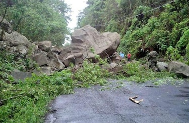 Darién queda incomunicado; inmensas rocas obstruyen la vía Panamericana