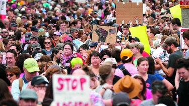 Boston marcha contra el racismo en medio de un tenso clima