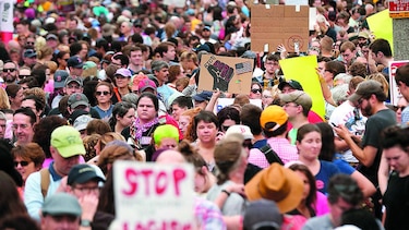 Boston marcha contra el racismo en medio de un tenso clima