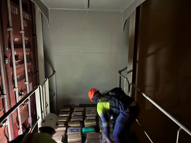 Incautan más de una tonelada de presunta droga en buque en tránsito por Panamá