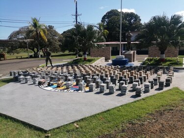 Capturan a colombianos en nave rápida con 1,139 paquetes de droga en Punta Burica