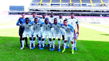 Panamá gana y avanza en el Premundial