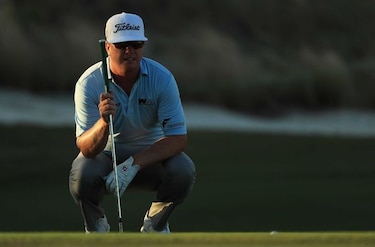 Hoffman amplía ventaja en Bahamas; Woods se rezaga