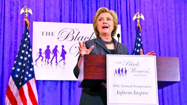 Clinton cae en sondeos de intención de voto