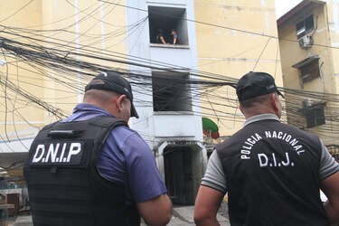 Hieren con arma de fuego a un policía en Río Abajo