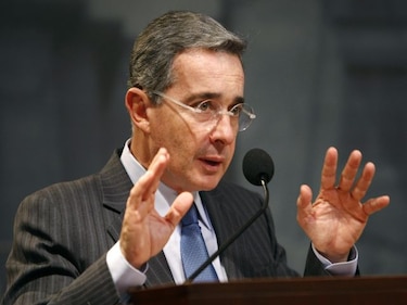 Uribe dice que no será obstáculo para paz en Colombia