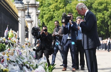 Carlos III muestra una imagen cercana al saludar a admiradores en Buckingham