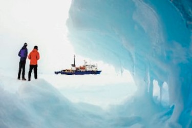 Hielo acorrala a tripulación