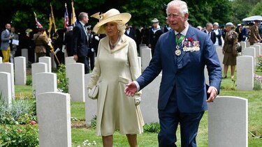Príncipe Carlos rinde homenaje a los caídos británicos en el desembarco en Francia