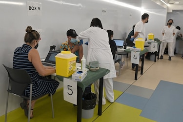 España se dispone a vacunar a los más jóvenes para frenar la nueva ola de la Covid-19