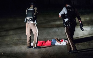 Ferguson: Policías hieren de gravedad a hombre que disparó en el aniversario del 'caso Brown'