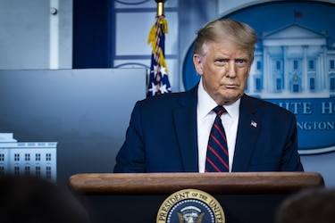 Demandan a Donald Trump por sabotear el correo