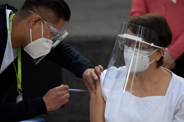 México aplica a una enfermera la primera dosis de la vacuna contra la Covid-19