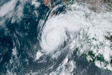 Huracán Genevieve pierde fuerza en su recorrido por el pacífico mexicano