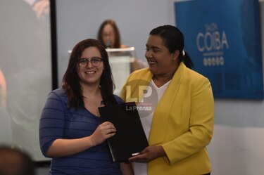 Entregan becas de excelencia académica a 20 jóvenes panameños