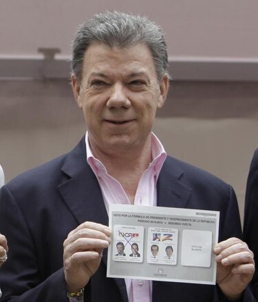 Santos dice al votar que hoy se definen 'grandes cosas' para Colombia