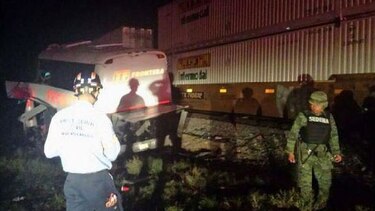 Al menos 16 muertos y 30 heridos en choque de tren y autobús en noreste de México