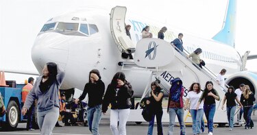Trump dice que ‘ojalá’ los tribunales le permitan continuar con expulsiones de migrantes
