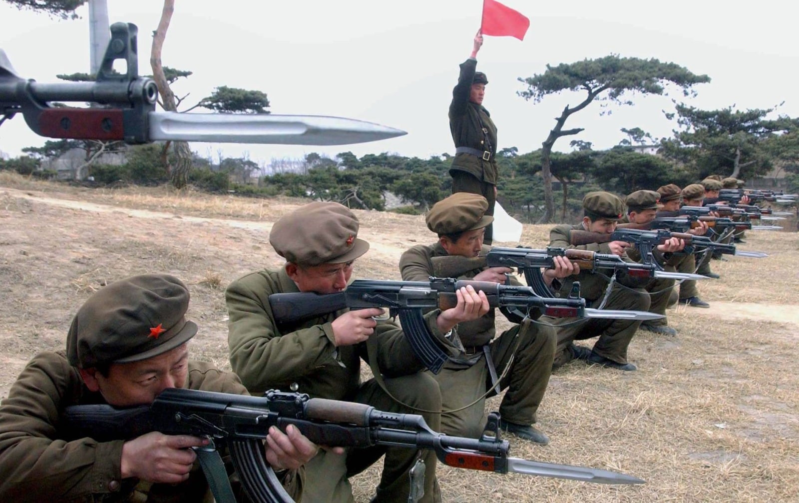 Soldados norcoreanos en entrenamiento militar con fusiles AK