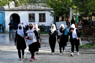 Seis países piden a los talibanes ‘revertir’ prohibición de escuelas secundarias para niñas
